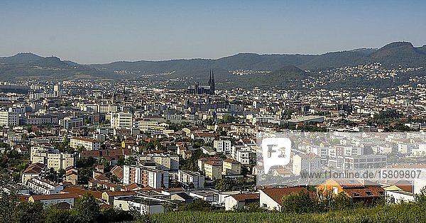 Stadtansicht  Clermont Ferrand  Departement Puy de Dome  Auvergne Rhone Alpes  Frankreich  Europa