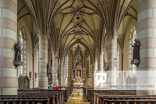 Innenraum  Langhaus und Chor mit Hochaltar des Meisters von Rabenden  spätgotische Pfarrkirche St. Laurentius  Obing  Chiemgau  Oberbayern  Bayern  Deutschland  Europa
