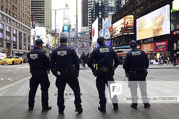 Anti-Terror-Polizisten patroullieren am Times Square Manhattan New York City New York State USA Nordamerika