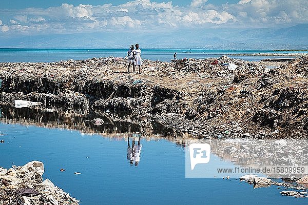 Mädchen auf einem riesigen Müllberg an der Küste  Cité Soleil  Port-au-Prince  Ouest  Haiti  Mittelamerika