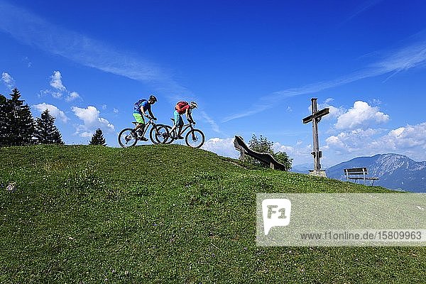 Mountainbiker auf dem Möslalmkogel  Wörgler Kitzbüheler Alpen  Tirol  Österreich  Europa