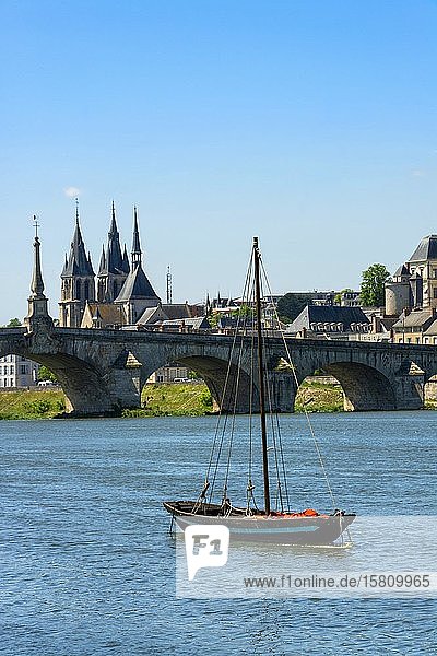 Die Cessart-Brücke und das Chateau de Saumur an der Loire, Maine et Loire, Pays de la Loire, Frankreich, Europa