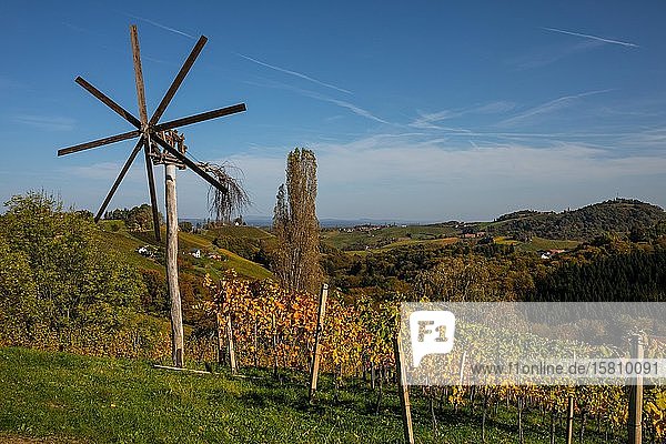 Klapotetz mit Weinberg im Herbst  Südsteirische Weinstraße  Steiermark  Österreich  Europa