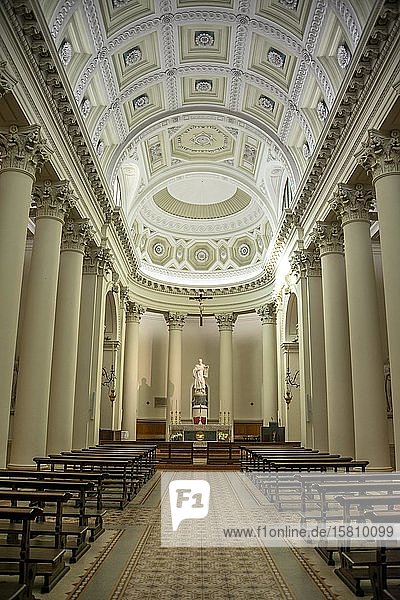 Kirchenschiff  Gewölbedecke mit Chor  Basilika San Marino  Innenraum  San Marino Stadt  San Marino  Italien  Europa