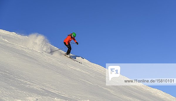 Skifahrerin auf steiler Piste  schwarze Piste  Berge im Hintergrund  SkiWelt Wilder Kaiser  Brixen im Thale  Tirol  Österreich  Europa