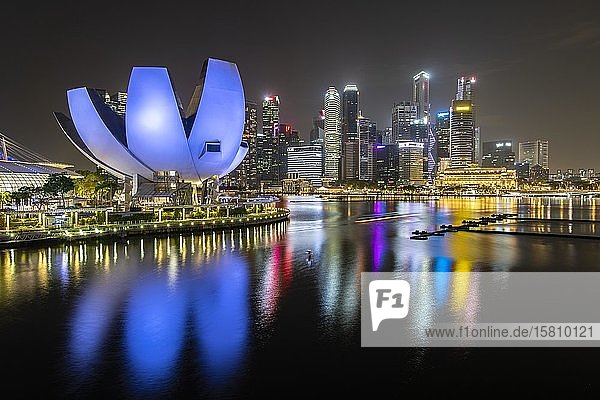 ArtScience Museum und Skyline bei Nacht  Finanzviertel  Bankenviertel  Marina Bay  Innenstadt  Singapur  Asien