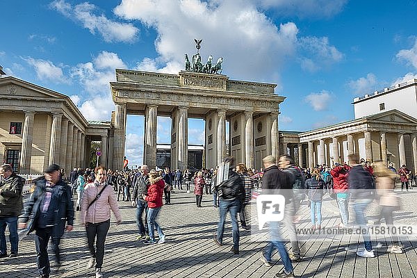 Menschenmenge Touristen vor dem Brandenburger Tor Berlin Deutschland Europa
