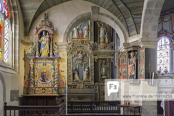 Blick auf den barocken Altar in der Kirche von  Saint-Thégonnec  Département Finistère  Frankreich  Europa