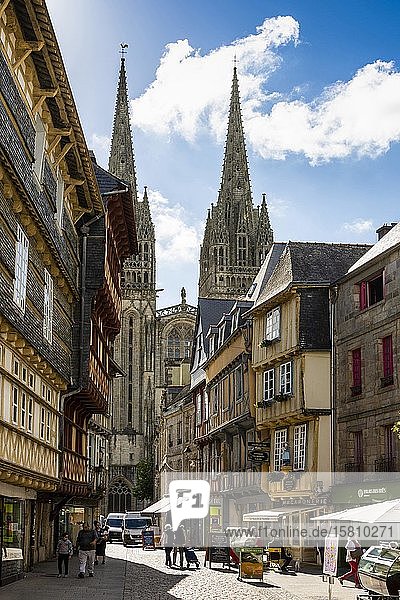 Stadt Quimper  Kathedrale Saint-Corentin und Straße Kereon  Departement Finistere  Bretagne  Frankreich  Europa