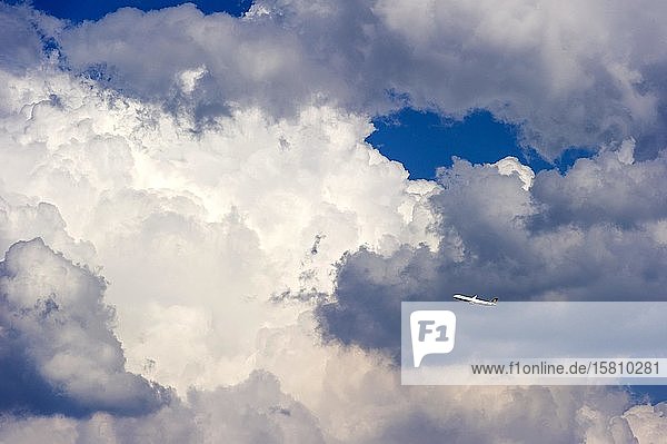 Gewitterwolken Cumulonimbus Passagierflugzeug der Fluggesellschaft Lufthansa über Flughafen München Freising Oberbayern Bayern Deutschland Europa