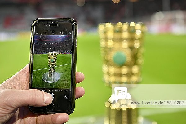 Handy Smartphone fotografiert Original DFB-Pokal Trophäe Allianz Arena München Bayern Deutschland Europa