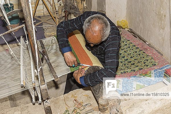 Iranian man working on a loom  Na?in  Isfahan Province  Iran  Asia