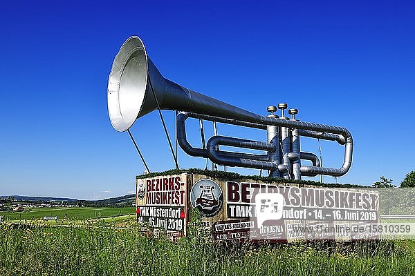 Riesige Trompeten-Attrappe als Werbung für das Bezirksmusikfest in Köstendorf Salzburger Seenland Salzburger Land Österreich Europa