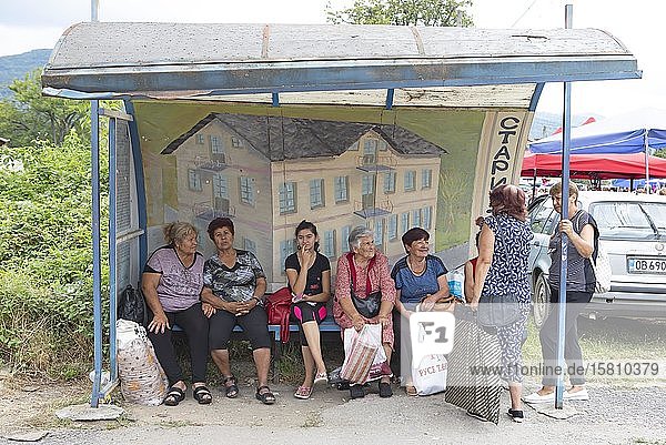 Frauen an einer Bushaltestelle  Oreshak  Provinz Lovech  Bulgarien  Europa