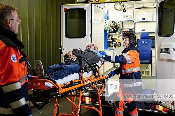 Ankunft des Krankenwagens mit dem Patienten im Krankenhaus  Karlovy Vary  Tschechische Republik  Europa