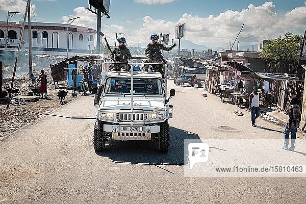 UN-Blauhelme im Jeep auf Patrouille  MINUSTAH  Mission des Nations Unies pour la stabilisation en Haïti  Cité Soleil  Port-au-Prince  Ouest  Haiti  Zentralamerika
