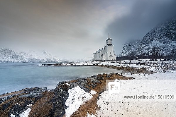 Kirche am Strand  Gimsoy  Lofoten  Norwegen  Europa