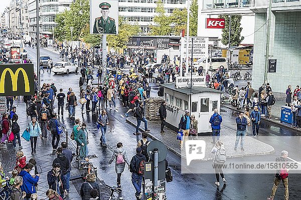 Checkpoint Charlie  ehemaliger Grenzübergang zwischen Ost und West  Touristen  Berlin  Deutschland  Europa
