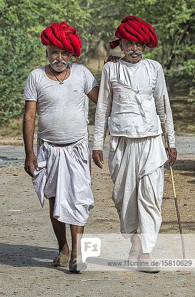 Indische Männer  Angehörige des Rabari-Stammes  mit rotem Turban  Bera  Rajasthan  Indien  Asien