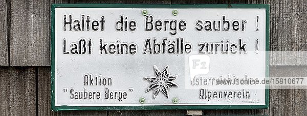 Keep the mountains clean  Leave no waste  Schild an einer Hütte  Alpenvereinshütte  Dachstein  Salzkammergut  Oberösterreich  Österreich  Europa