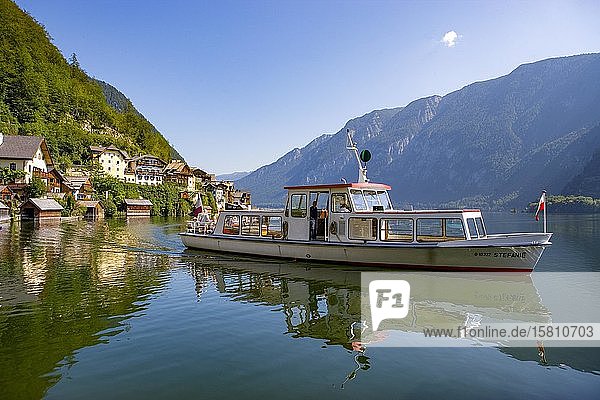 Excursion boat on Lake Hallstatt  Hallstatt  Salzkammergut  Upper Austria  Austria  Europe