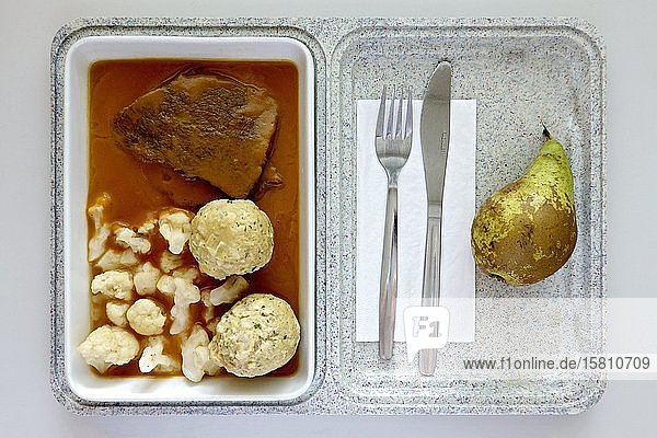 Fertig-Mahlzeit ungesundes Mittagessen im Krankenhaus Rinderbraten Soße Semmelknödel Blumenkohl Birne Deutschland Europa