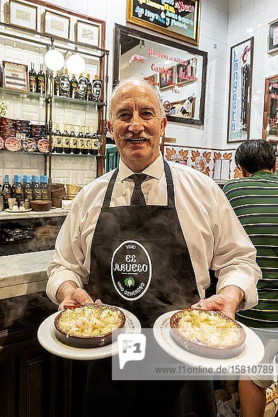 Kellner mit Gambas al Ajillo  Tapa Bar und Restaurant La Casa Del Abuelo  Huertas  Madrid  Spanien  Europa