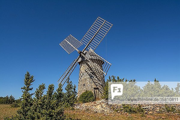 Windmühle von La Couvertoirade ausgezeichnet mit Les Plus Beaux Villages de France Die schönsten Dörfer Frankreichs Hochebene Causse du Larzac Regionaler Naturpark Grands Causses UNESCO-Weltkulturerbe Aveyron Frankreich Europa