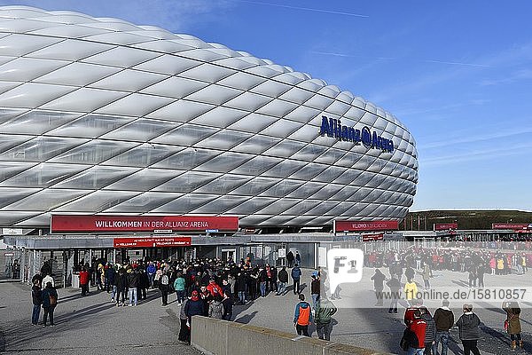 Zuschauer warten auf Einlass  Allianz Arena  München  Bayern  Deutschland  Europa
