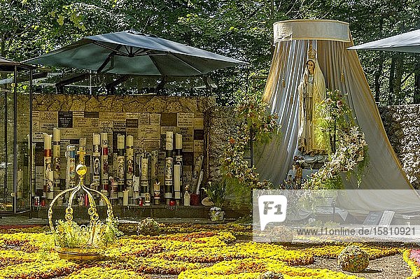 Madonnenstatue Blumenteppich mit goldener Marienkrone Opferkerzen Mariengrotte im Wald Wallfahrtsort Maria Vesperbild Ziemetshausen Günzburg Schwaben Bayern Deutschland Europa