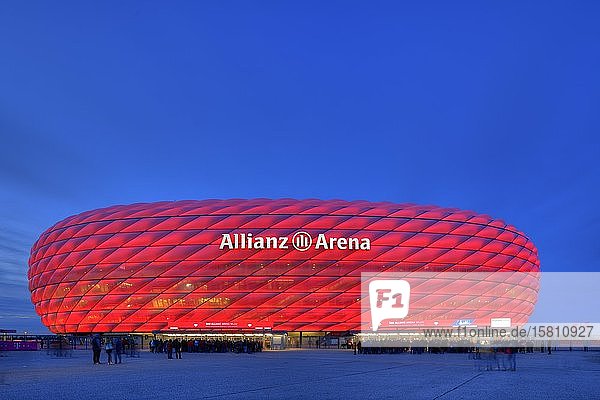 Zuschauer warten auf Einlass illuminierte Allianz-Arena zur blauen Stunde München Bayern Deutschland Europa