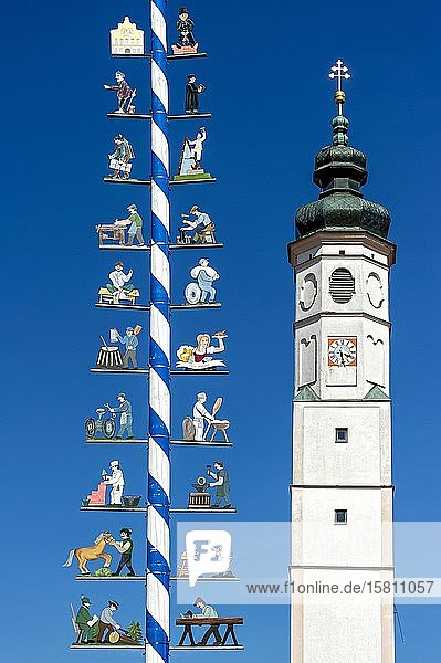 Maibaum  Glockenturm der Marktkirche St. Veit  Marienplatz  Marktplatz  Dörfer  Oberbayern  Bayern  Deutschland  Europa