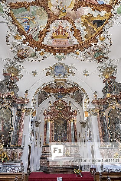 Hauptaltar und Deckenfresken Heilig-Geist-Spitalkirche Füssen Oberbayern Bayern Deutschland Europa
