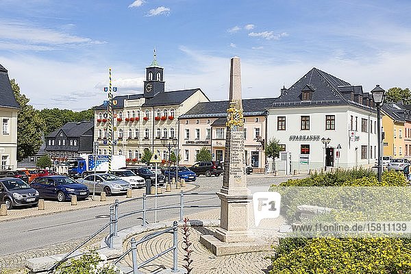 Marktplatz mit Rathaus und Postsäule  Zwönitz  Erzgebirge  Sachsen  Deutschland  Europa