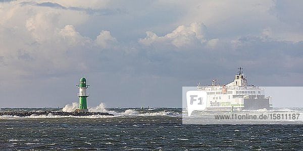Molenfeuer  Leuchtturm  mit Fähre bei Sturm  Warnemünde  Ostseeküste  Ostsee  Mecklenburg Vorpommern  Deutschland  Europa