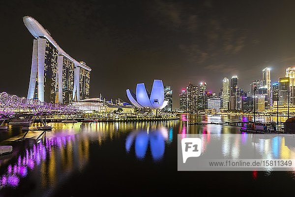 Marina Bay Sands Hotel  ArtScience Museum und Skyline bei Nacht  Finanzdistrikt  Bankenviertel  Marina Bay  Stadtzentrum  Singapur  Asien