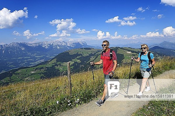 Hikers on the summit panorama trail of the Hohe Salve  Hopfgarten  Brixental  Kitzbühel Alps  Tyrol  Austria  Europe