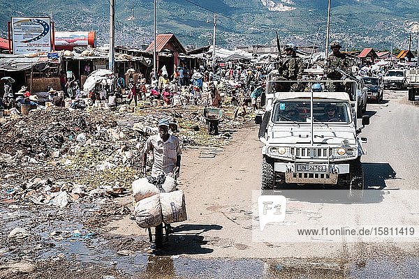 UN-Blauhelme im Jeep auf Patrouille  MINUSTAH  Mission des Nations Unies pour la stabilisation en Haïti  Markt  Müllhalde  Cité Soleil  Port-au-Prince  Ouest  Haiti  Zentralamerika