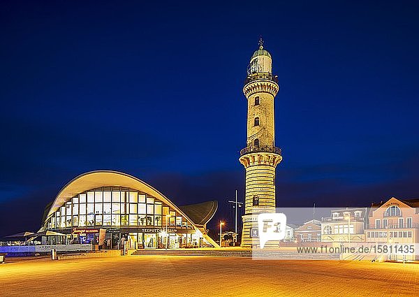 Leuchtturm und Restaurant Teepott in der Abenddämmerung  Warnemünde  Hansestadt Rostock  Mecklenburg-Vorpommern  Deutschland  Europa