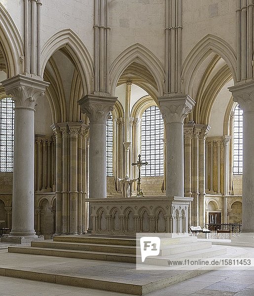 Blick auf den Altar in der romanischen Basilika Sainte-Marie-Madeleine  Vézelay  Département Yonne  Frankreich  Europa