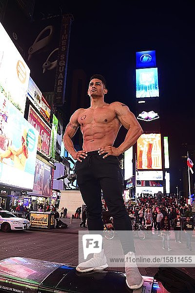 Bodybuilder wird mit Touristen am Times Square  Manhattan  New York City  New York State  USA  Nordamerika fotografiert
