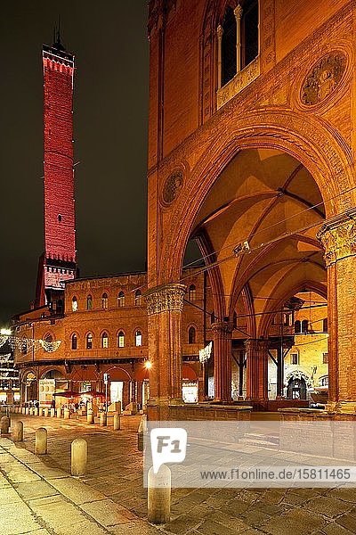Asinelli-Turm  beleuchtet in der Abenddämmerung im Vordergrund Arkade  Bologna  Emilia-Romagna  Italien  Europa
