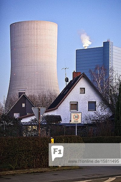 Hard coal-fired power plant Datteln with unit 4 in front of private residential buildings of the Meistersiedlung  Datteln  Ruhr Area  North Rhine-Westphalia  Germany  Europe