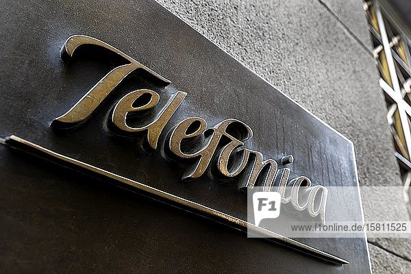 Logo  Hauptverwaltung  Hauptsitz  des spanischen Telekommunikationsunternehmens Telefonica  Madrid  Spanien  Europa