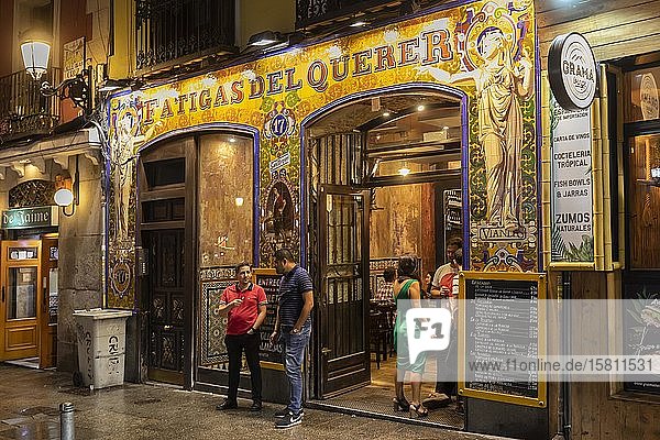 Tapa Bar und Restaurant Fatigas Del Querer  mit gefliester Fassade  Huertas  Madrid  Spanien  Europa