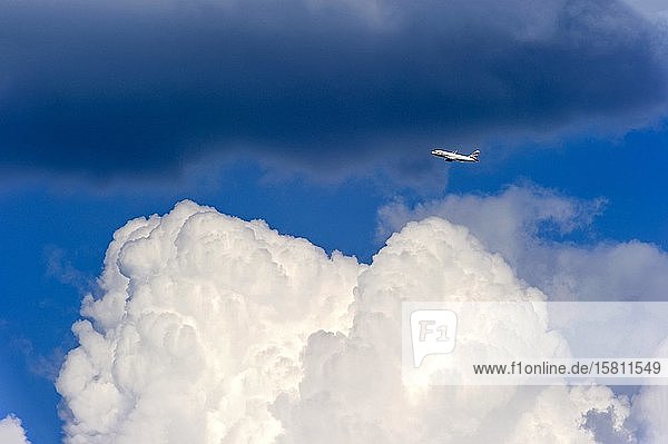 Gewitterwolken  Cumulonimbus  Passagierflugzeug der Fluggesellschaft British Airways über dem Flughafen München  Freising  Oberbayern  Bayern  Deutschland  Europa