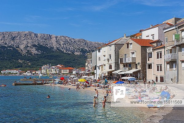 Promenade mit Strand  Baska  Insel Krk  Bucht des Kvarner Golfs  kroatische Adriaküste  Kroatien  Europa