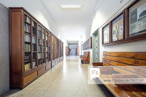 Leerer Korridor der Universität von Coimbra  einer der ältesten Universitäten Europas  Portugal  Europa