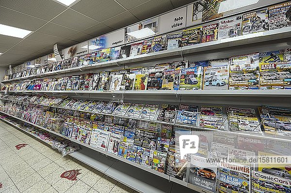 Regal mit Zeitschriften Supermarkt Deutschland Europa