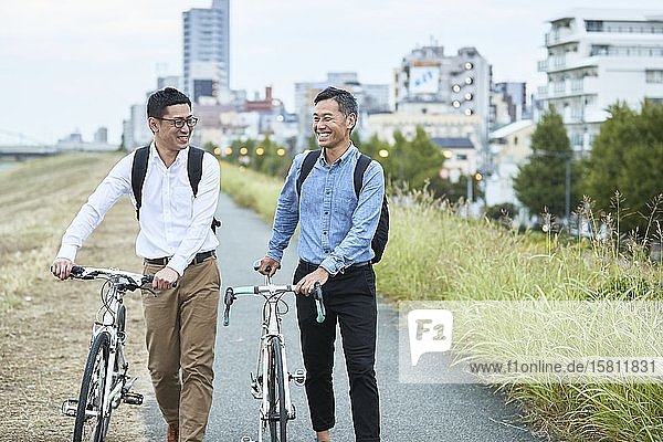 Ältere japanische Männer mit Fahrrädern in der Innenstadt von Osaka  Japan